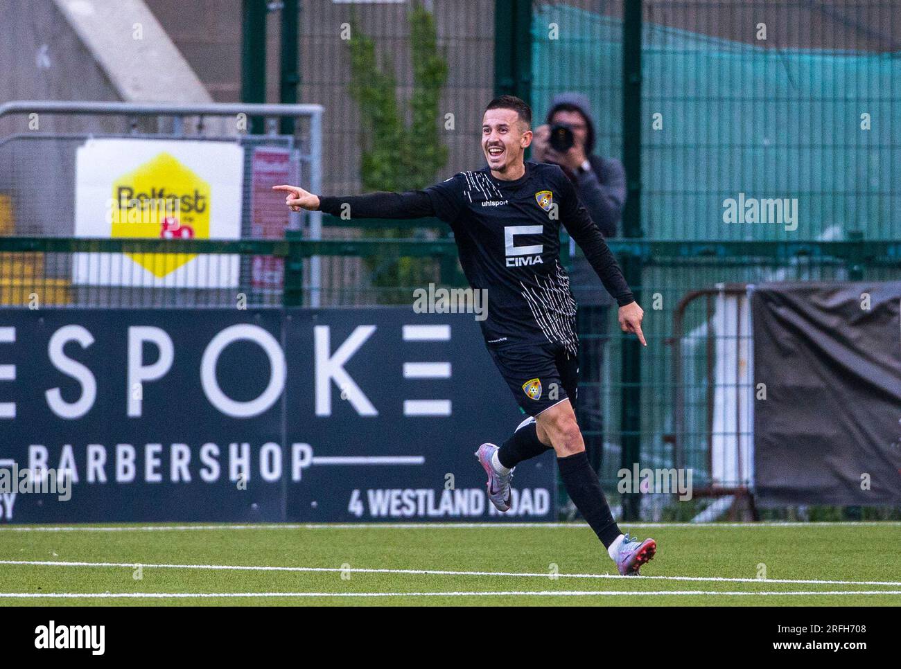 Nazmi Gripshi dell'FC Ballkani celebra il secondo gol della sua squadra durante il secondo turno di qualificazione della UEFA Europa Conference League, partita di andata e ritorno al Solitude Stadium di Belfast. Data foto: Giovedì 3 agosto 2023. Foto Stock