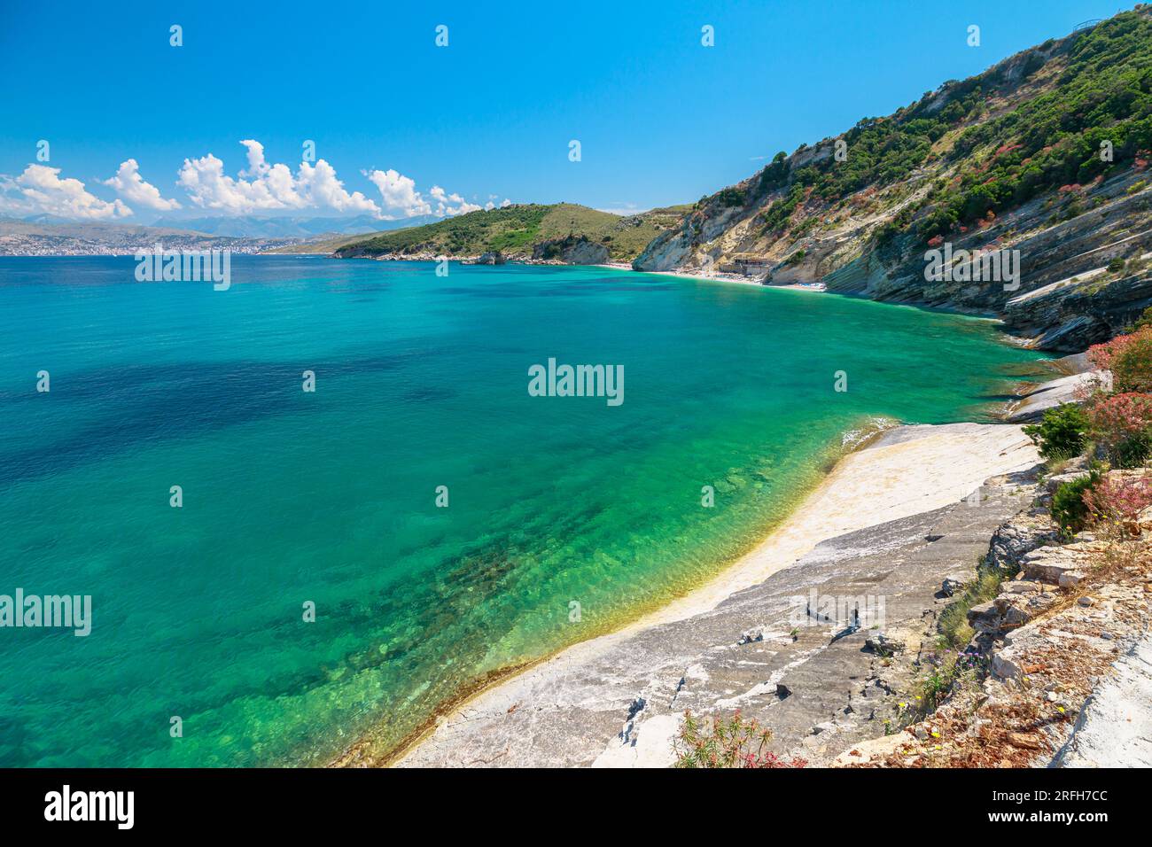Vista droni sulla spiaggia di Pulebardha. Pulebardha è una piccola spiaggia appartata situata vicino alla città di Saranda in Albania. È noto per il suo turchese chiaro Foto Stock