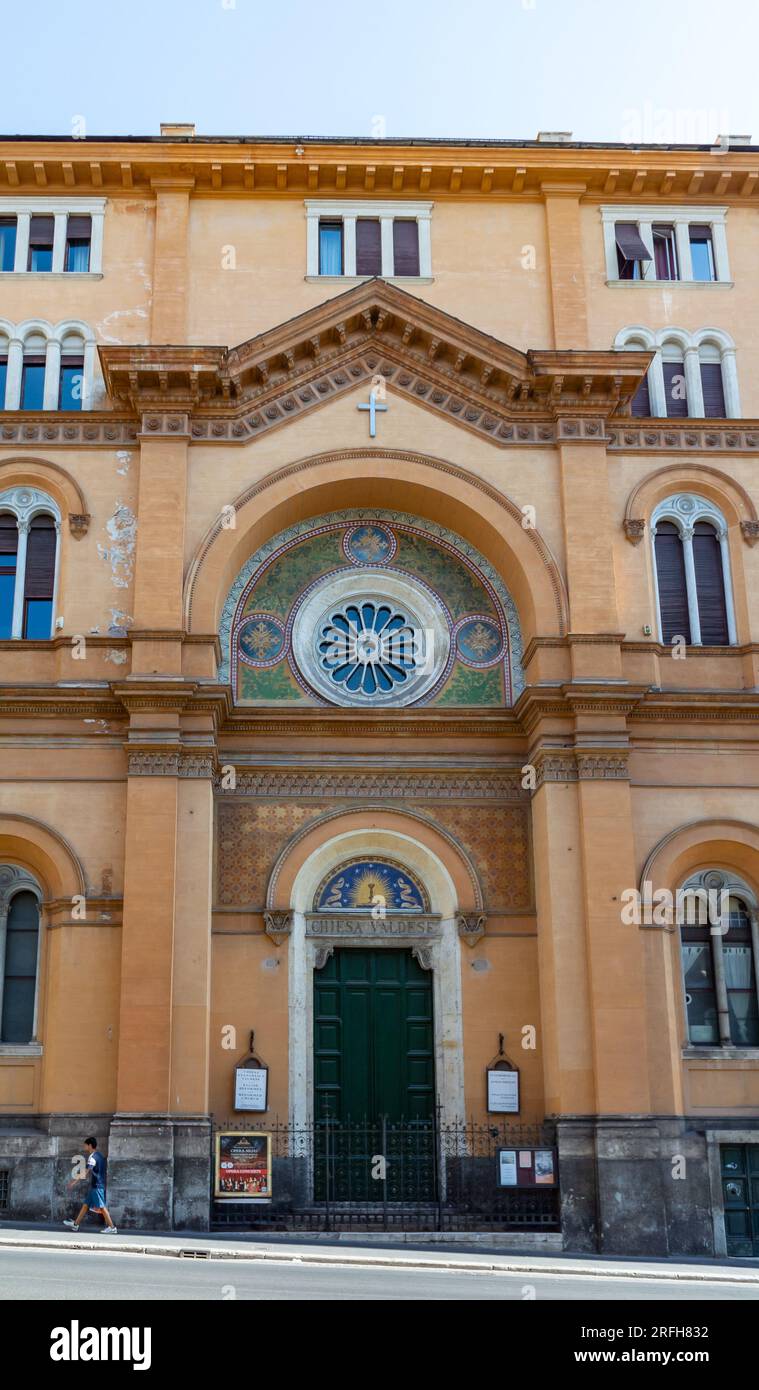 Roma, Lazio, Italia, la facciata della Chiesa evangelica Valdese di Trevi, chiesa di via IV novembre, chiesa Valdese di Roma Foto Stock