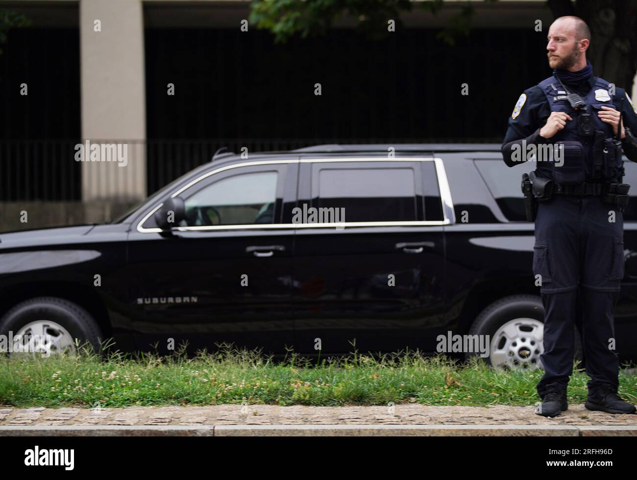 Washington, Stati Uniti. 3 agosto 2023. L'ex presidente Donald Trump lascia il tribunale federale E. Barrett Prettyman dopo che Trump è stato accusato di sovversione elettorale, a Washington DC, giovedì 3 agosto 2023. Il consigliere speciale Jack Smith ha incriminato l'ex presidente per quattro accuse in relazione alle sue azioni che hanno portato e dopo l'attacco del 6 gennaio al Campidoglio degli Stati Uniti. Foto di Bonnie Cash/UPI. Crediti: UPI/Alamy Live News Foto Stock