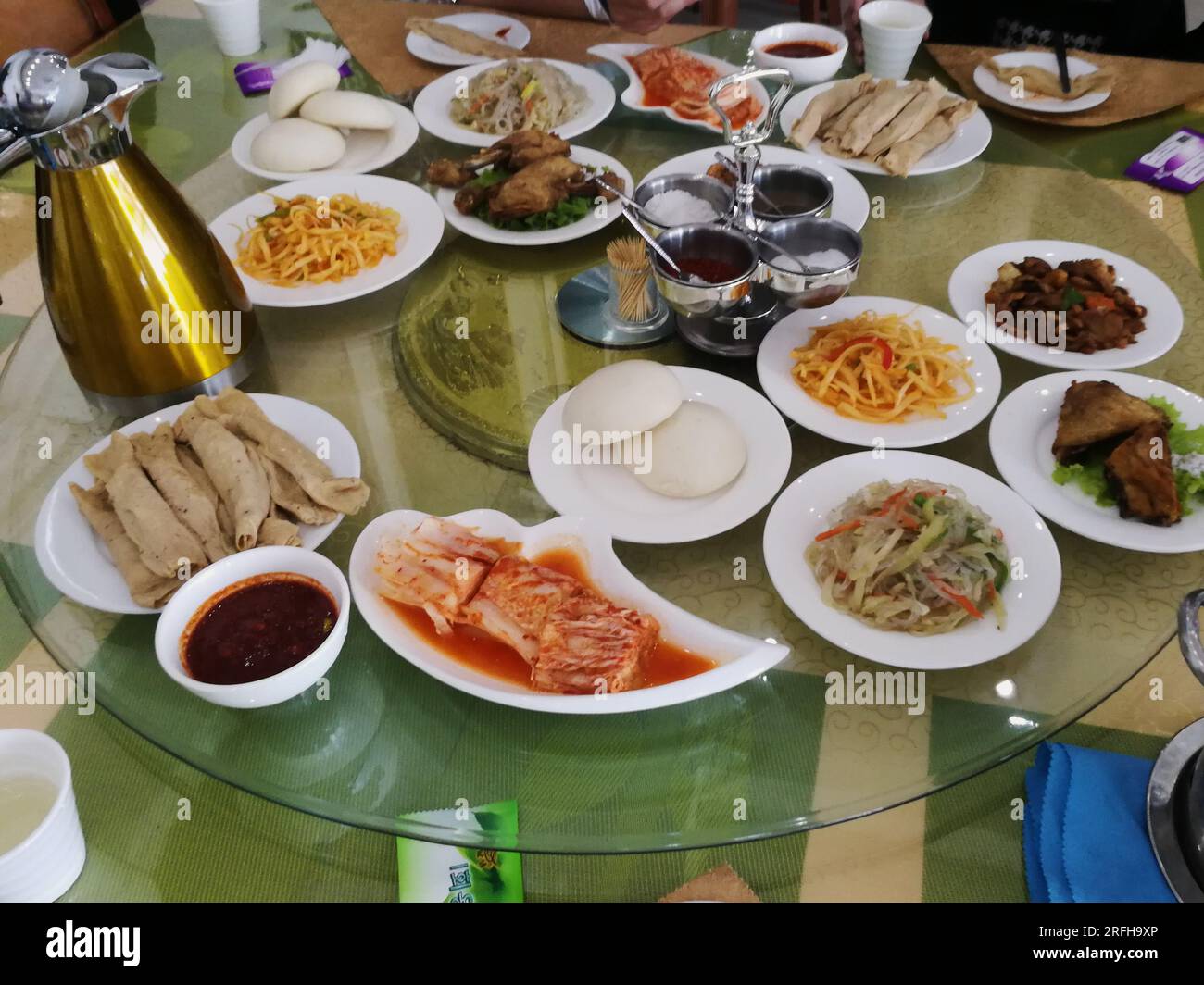 Un ristorante Pyongyang propone vari piatti Foto Stock