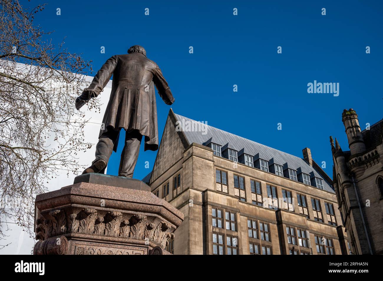 Statua commemorativa di fronte al Consiglio comunale di Manchester, Regno Unito Foto Stock