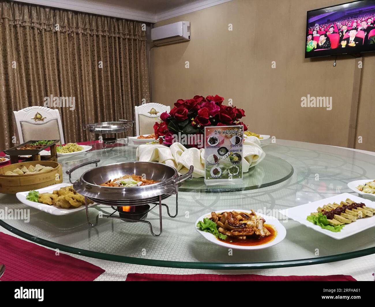 Un ristorante Pyongyang propone vari piatti Foto Stock