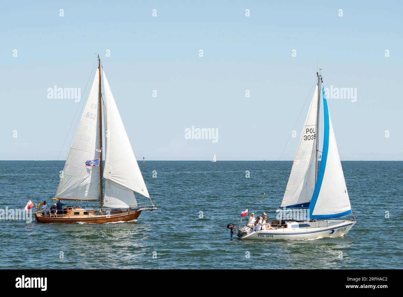 Barche a vela e vista sul mare aperto a Danzica Bay, Mar Baltico, Danzica, Polonia Foto Stock
