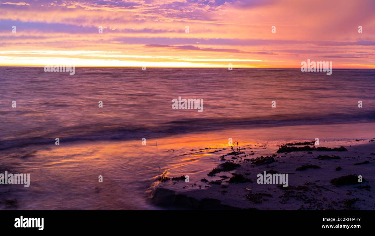 Alba colorata su una spiaggia della East Coast vicino a Gisborne, nuova Zelanda Foto Stock