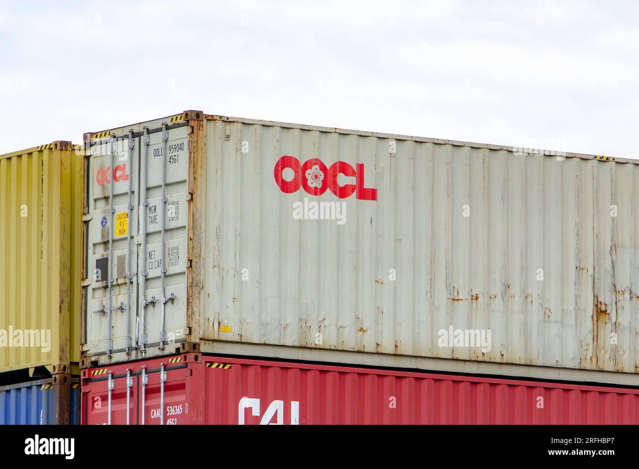 SENOV, REPUBBLICA CECA - 1° SETTEMBRE 2022: Container della società OOCL (Orient Overseas Container Line Limited) con merci pronte per il trasporto a te Foto Stock