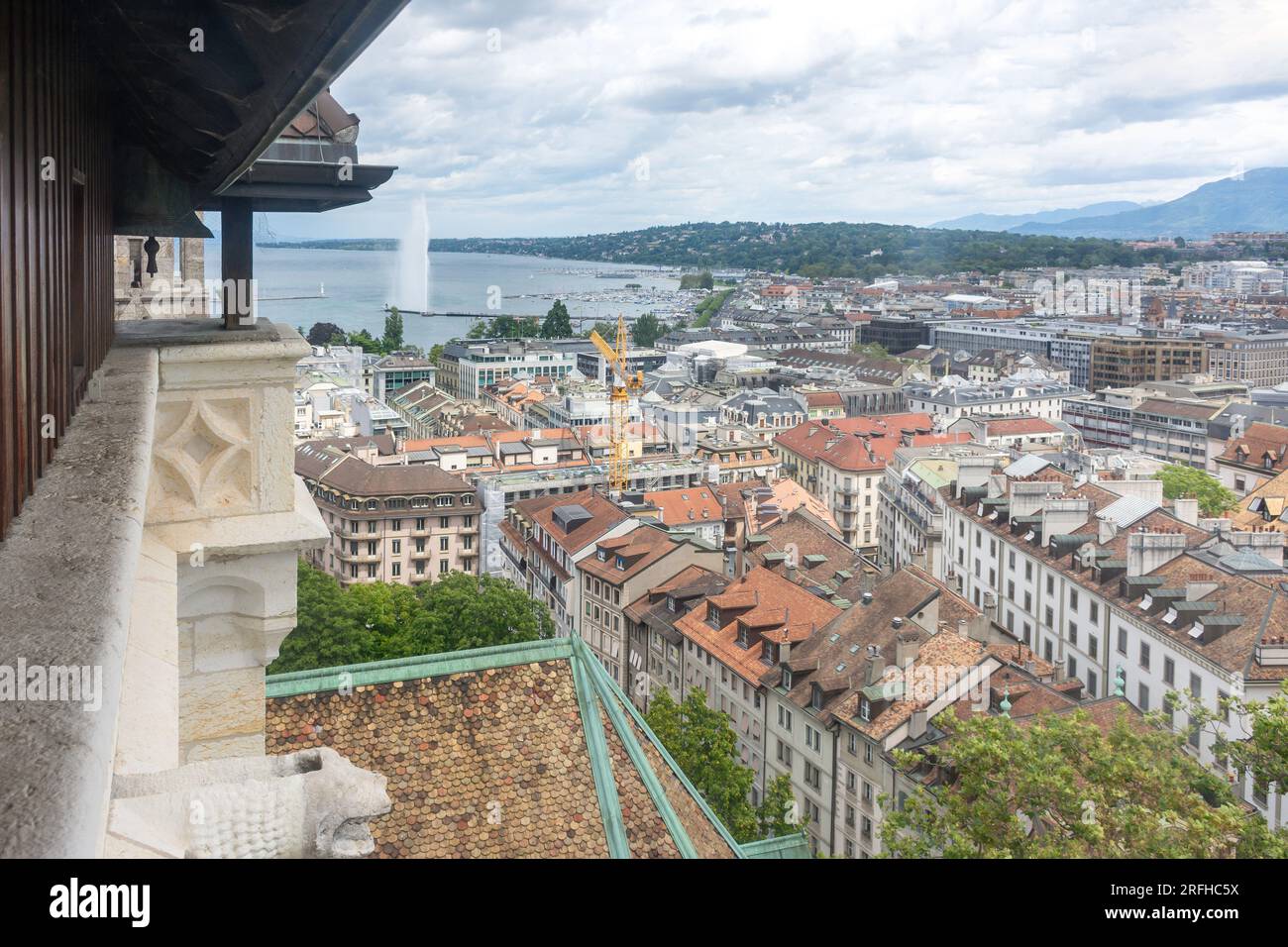 Vista sulla città dalla torre della Cattedrale di Saint Pierre (Cathédrale Saint-Pierre Genève), Vieille-Ville, Ginevra (Genève) Cantone di Ginevra, Svizzera Foto Stock