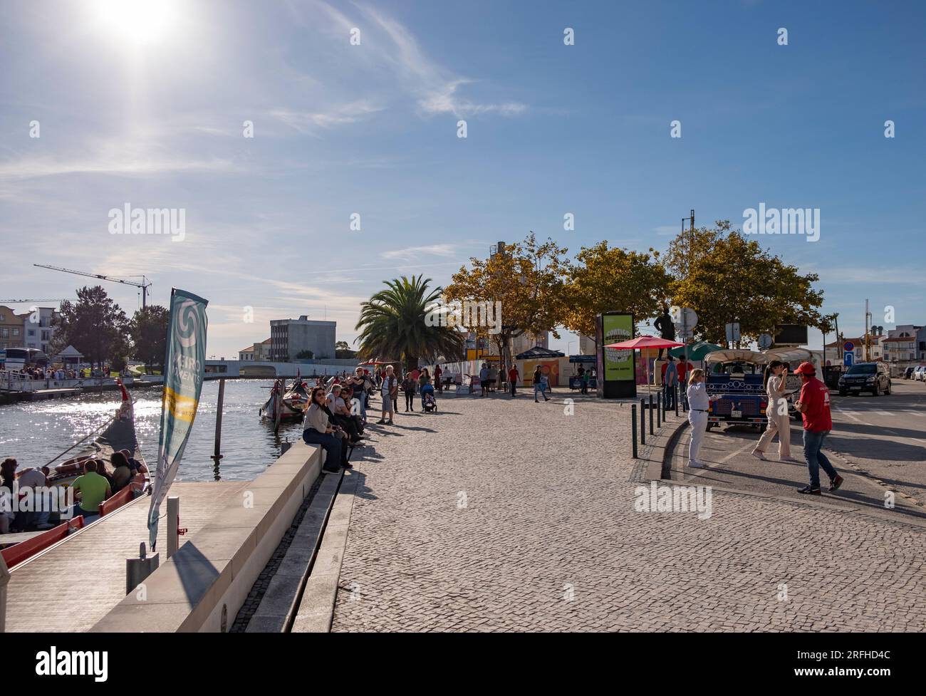 Aveiro, Portogallo, 01.10.2022 - città di Aveiro piena di visitatori e canale d'acqua di Ria de Aveiro sul lato. Foto Stock