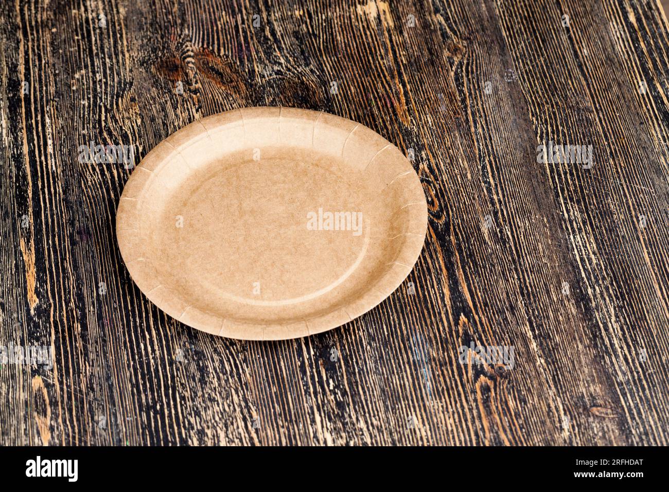 piastra di cartone realizzata in materiale riciclato, piastra alimentare in carta riciclata prodotti ambientali per la protezione dell'ambiente Foto Stock