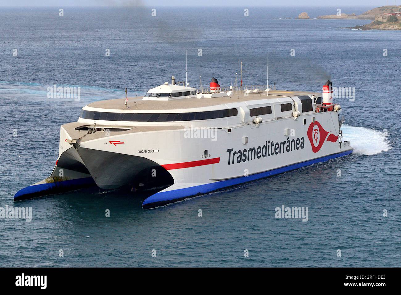 Cuidad de Ceuta, un catamarano veloce piercing ad onda INCAT che trasporta passeggeri/veicolo, entra nel porto di Ceuta, dalla Spagna sul servizio dello stretto meridionale. Foto Stock