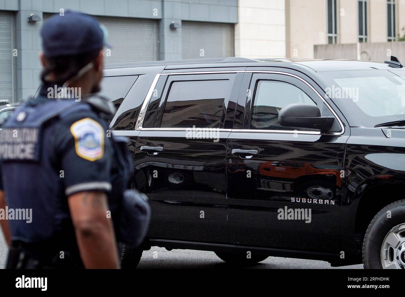 Il corteo dell'ex presidente degli Stati Uniti Donald J. Trump lascia il tribunale degli Stati Uniti E. Barrett Prettyman a seguito della sua denuncia a Washington DC, giovedì 3 agosto 2023. L'ex presidente Donald J. Trump è previsto per un'accusa a seguito della sua accusa da parte di un Grand jury, su quattro capi d'accusa per i suoi presunti sforzi per rovesciare i risultati delle elezioni del 2020. Credito: Rod Lamkey/CNP /MediaPunch Foto Stock