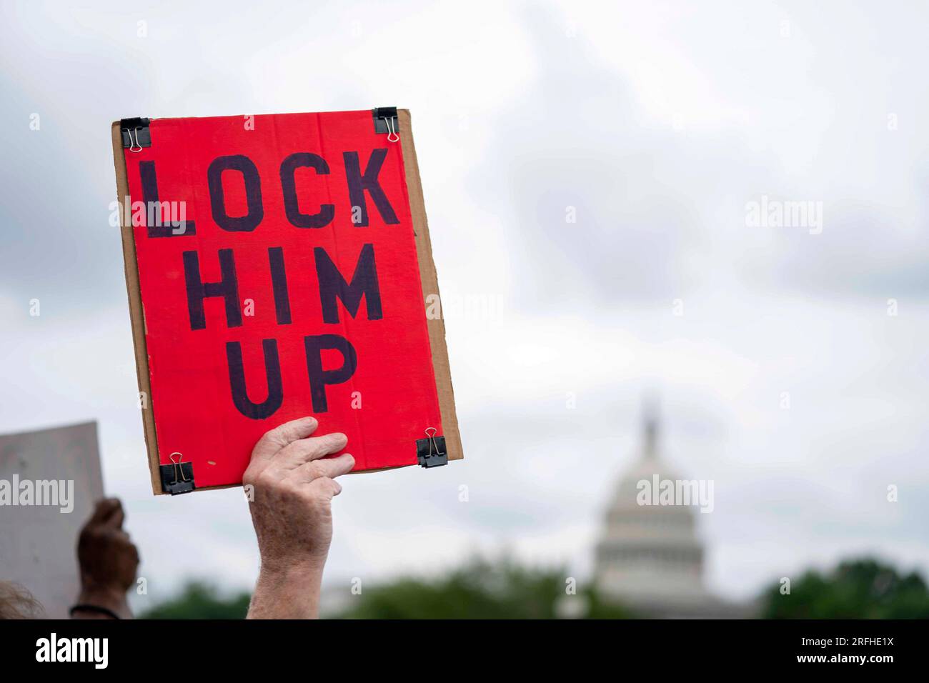 Washington, Stati Uniti. 3 agosto 2023. I manifestanti tengono segnali fuori dal tribunale federale E. Barrett Prettyman, in quanto l'ex presidente Donald Trump è accusato di sovversione elettorale, a Washington DC, giovedì 3 agosto 2023. Il consigliere speciale Jack Smith ha incriminato l'ex presidente per quattro accuse in relazione alle sue azioni che hanno portato e dopo l'attacco del 6 gennaio al Campidoglio degli Stati Uniti. Foto di Bonnie Cash/UPI credito: UPI/Alamy Live News Foto Stock