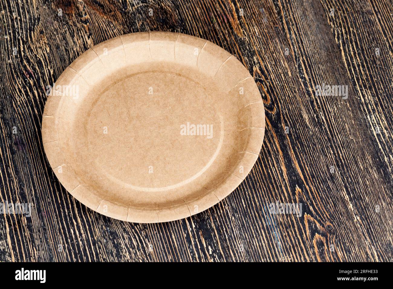 piastra di cartone realizzata in materiale riciclato, piastra alimentare in carta riciclata prodotti ambientali per la protezione dell'ambiente Foto Stock