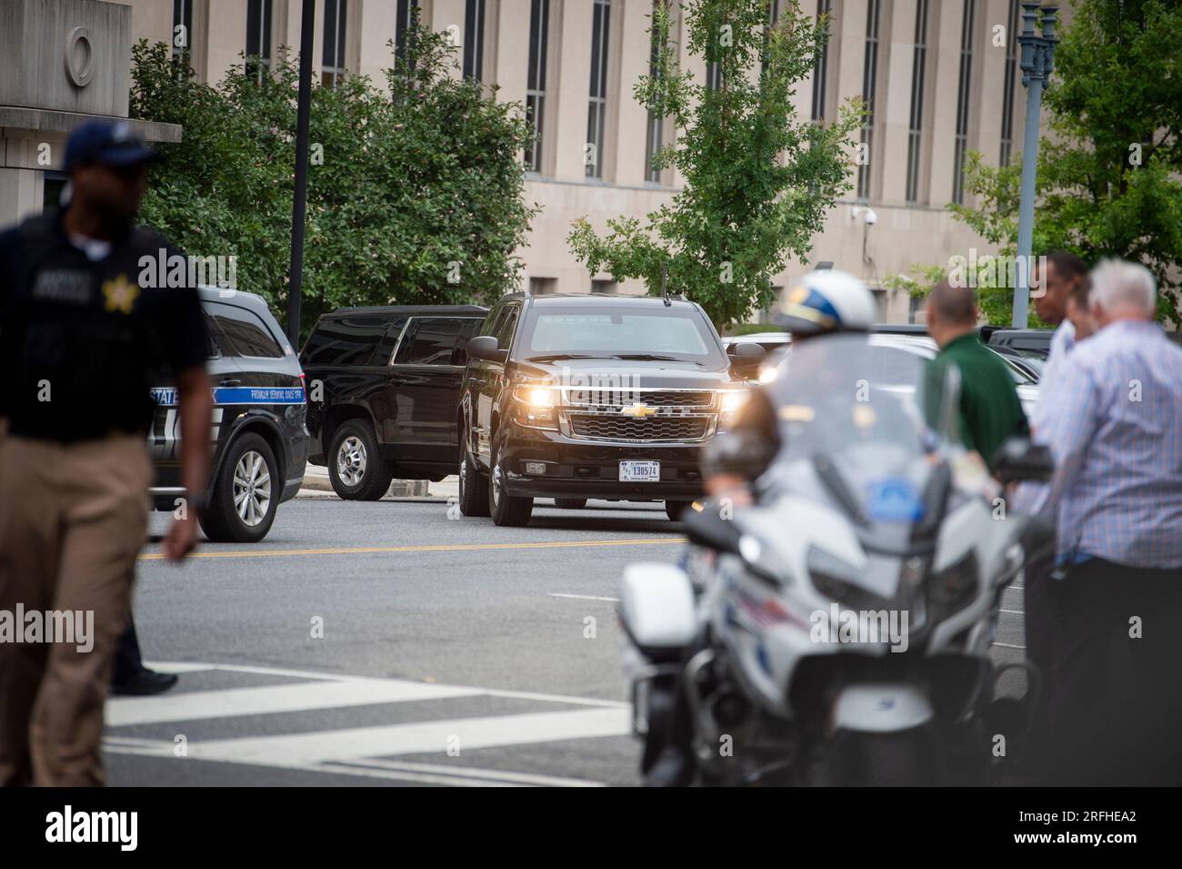 Il corteo dell'ex presidente degli Stati Uniti Donald J. Trump lascia il tribunale degli Stati Uniti E. Barrett Prettyman a seguito della sua denuncia a Washington DC, giovedì 3 agosto 2023. L'ex presidente Donald J. Trump è previsto per un'accusa a seguito della sua accusa da parte di un Grand jury, su quattro capi d'accusa per i suoi presunti sforzi per rovesciare i risultati delle elezioni del 2020. Credito: Rod Lamkey/CNP Foto Stock