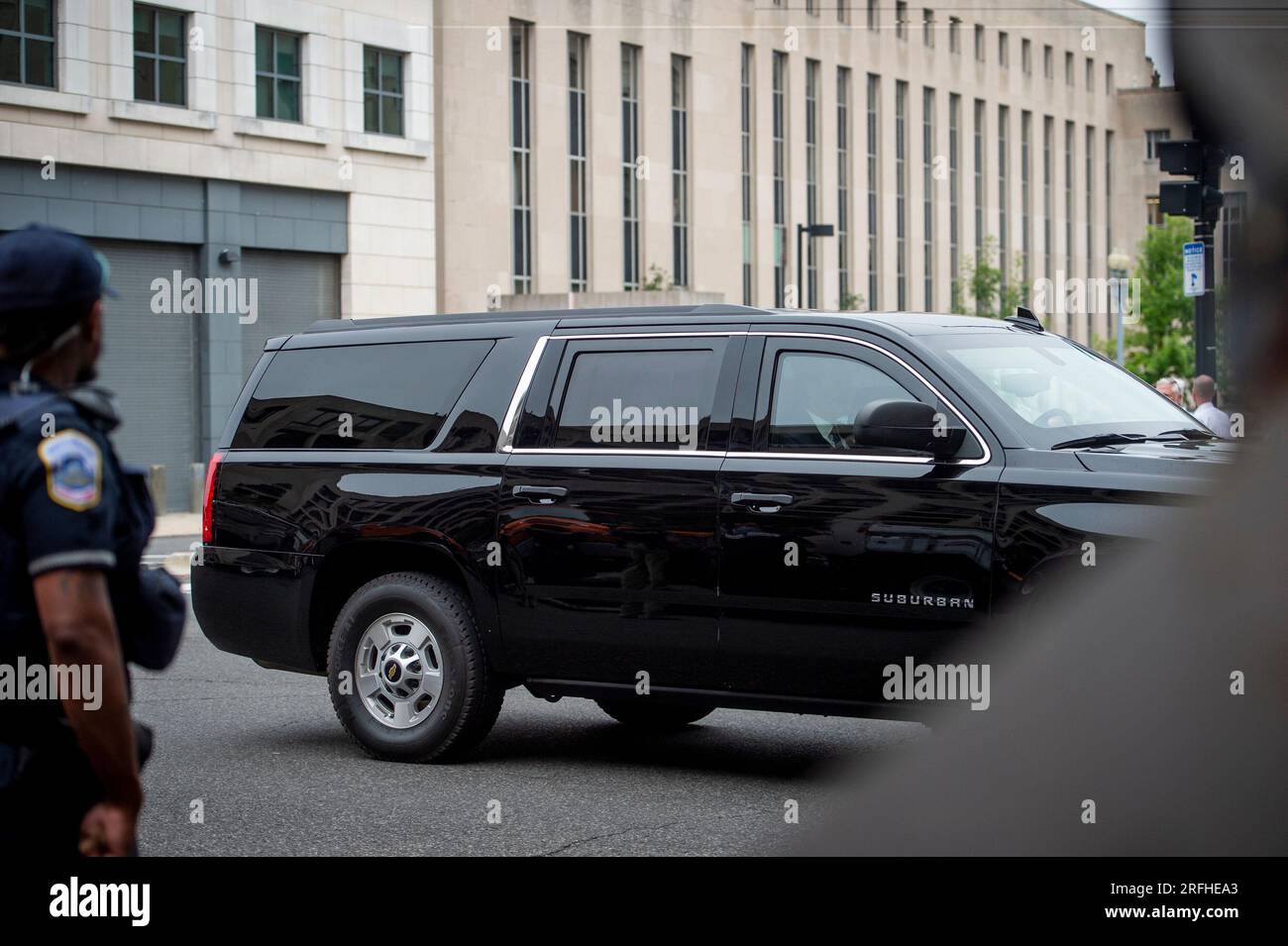 Il corteo dell'ex presidente degli Stati Uniti Donald J. Trump lascia il tribunale degli Stati Uniti E. Barrett Prettyman a seguito della sua denuncia a Washington DC, giovedì 3 agosto 2023. L'ex presidente Donald J. Trump è previsto per un'accusa a seguito della sua accusa da parte di un Grand jury, su quattro capi d'accusa per i suoi presunti sforzi per rovesciare i risultati delle elezioni del 2020. Credito: Rod Lamkey/CNP Foto Stock