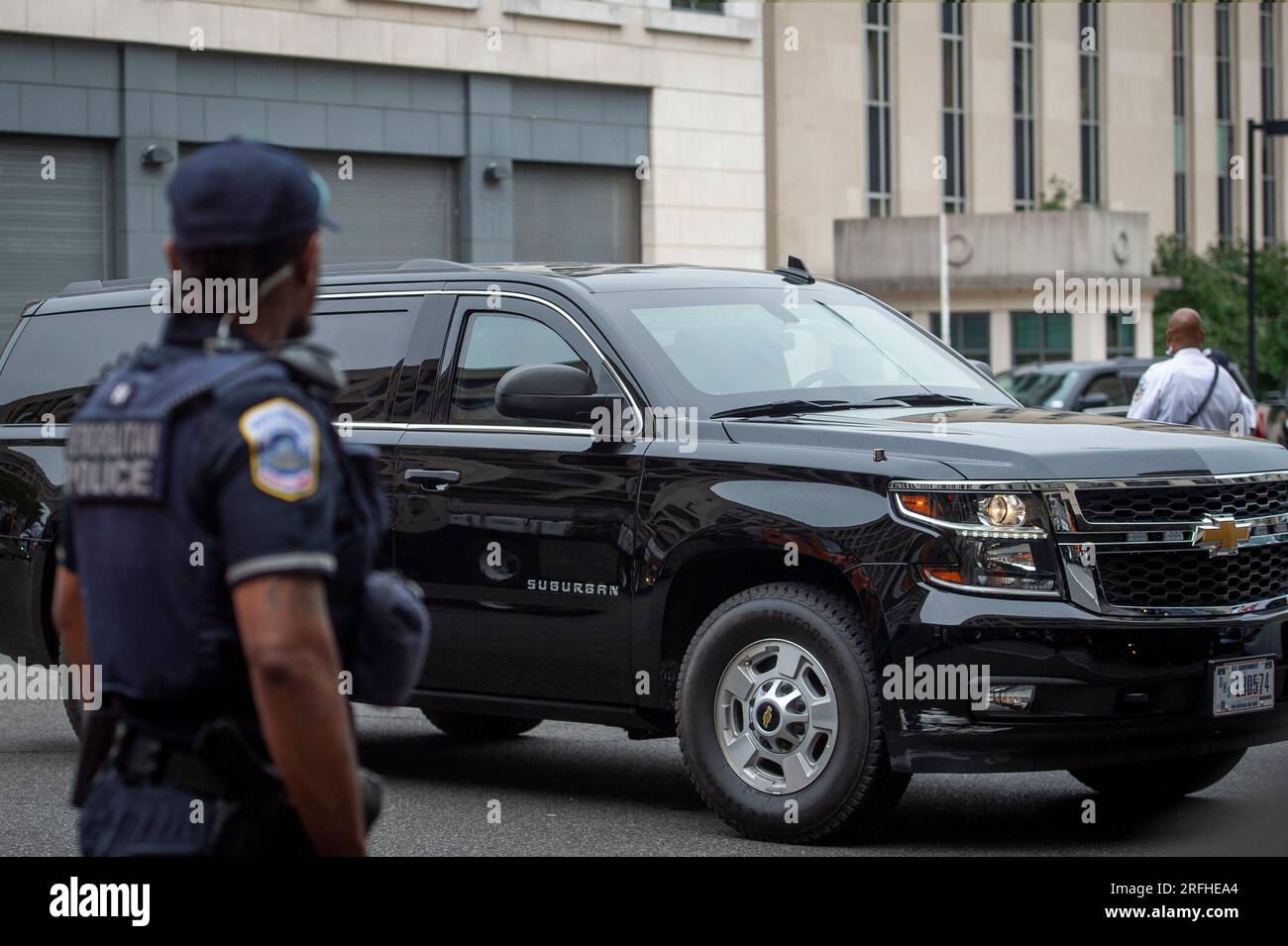 Il corteo dell'ex presidente degli Stati Uniti Donald J. Trump lascia il tribunale degli Stati Uniti E. Barrett Prettyman a seguito della sua denuncia a Washington DC, giovedì 3 agosto 2023. L'ex presidente Donald J. Trump è previsto per un'accusa a seguito della sua accusa da parte di un Grand jury, su quattro capi d'accusa per i suoi presunti sforzi per rovesciare i risultati delle elezioni del 2020. Credito: Rod Lamkey/CNP Foto Stock