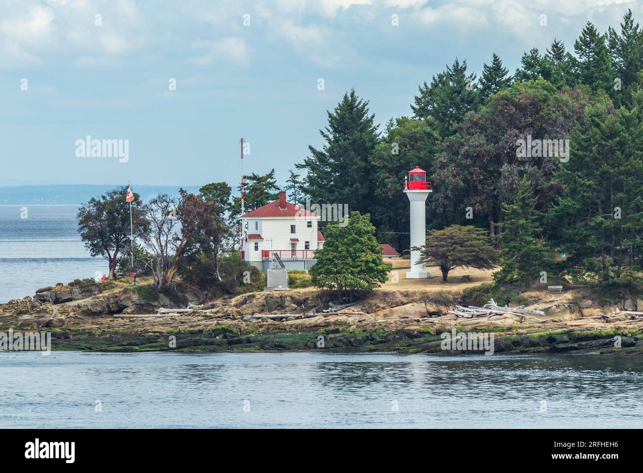 Active Pass Lighthouse a Mayne Island nelle Isole Gulf, British Columbia, Canada. Foto Stock