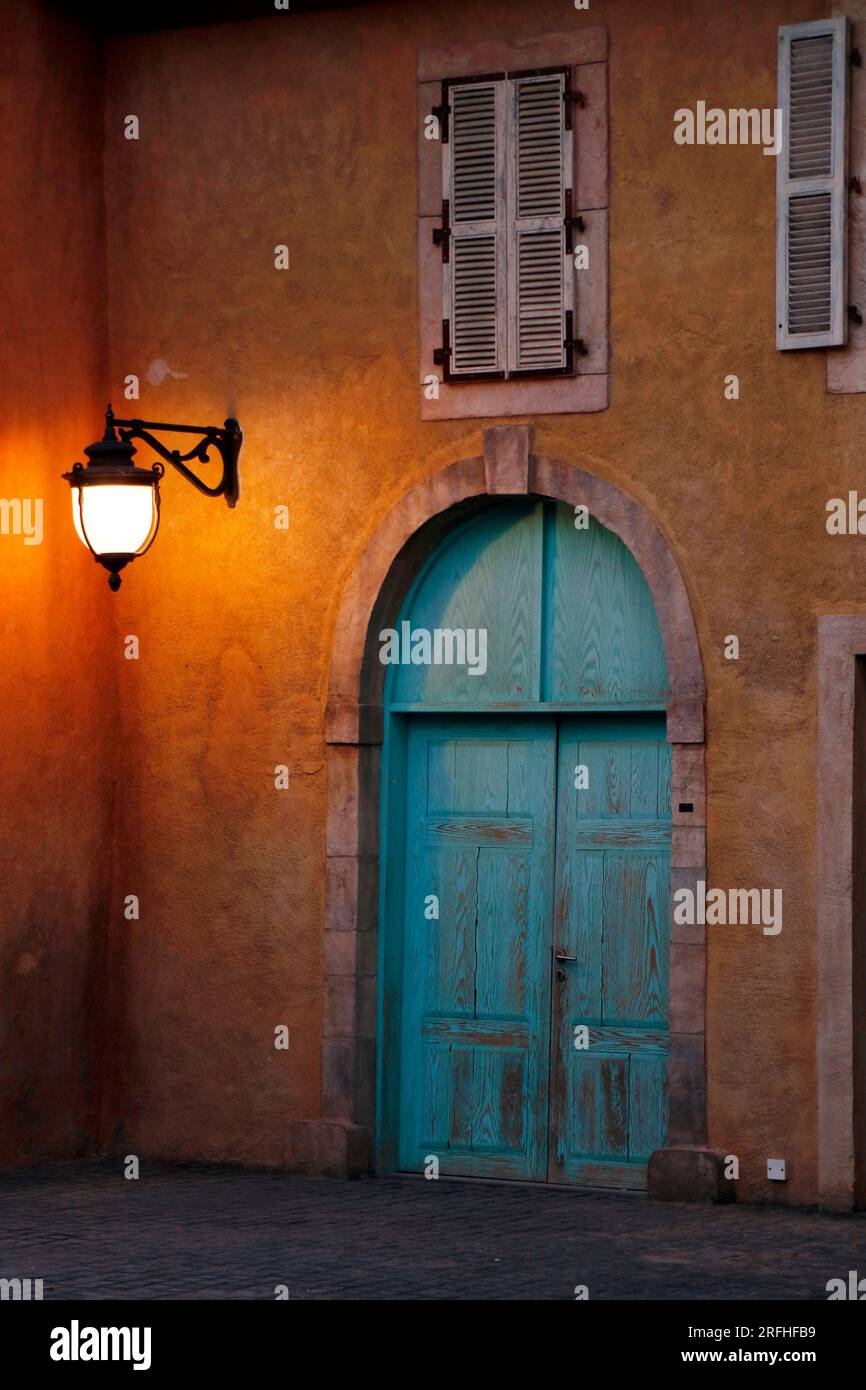 Vista frontale e autentica vecchia casa con porta in legno e finestra di vetro, appeso alla parete Foto Stock