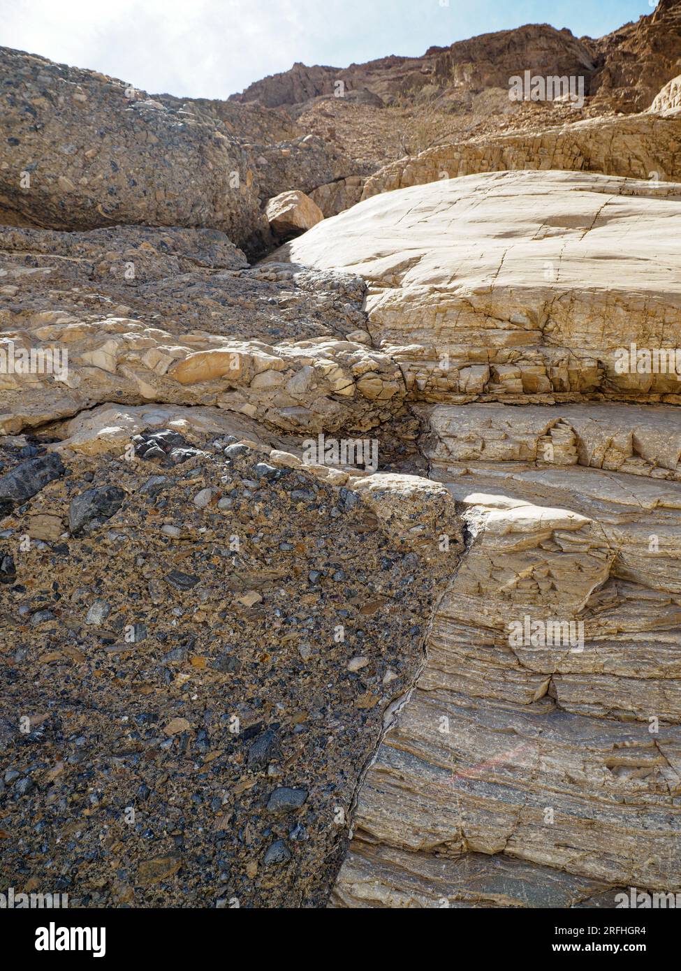 Conglomerato e dettaglio roccioso striato, Mosaic Canyon Trail nel Death Valley National Park, California, USA. Foto Stock