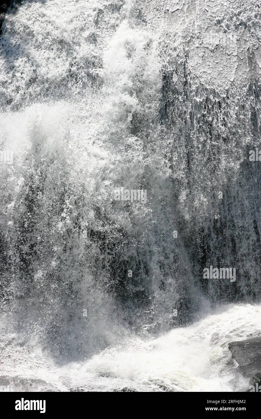 Primo piano di una cascata ruggente che si schianta tuffatamente su un letto roccioso del fiume. Foto Stock