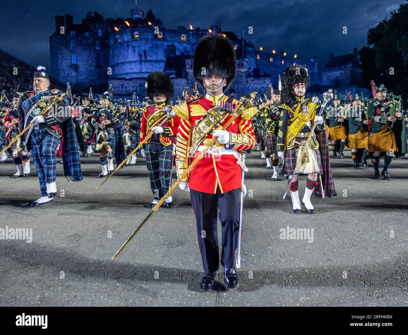 Edimburgo, Regno Unito. 3 agosto 2023 nella foto: The Massed Pipes and Drums of the Royal Edinburgh Military Tattoo. Il Royal Edinburgh Military Tattoo del 2023 si svolge sull'Esplanade del Castello di Edimburgo con il tema delle storie. Crediti: Rich Dyson/Alamy Live News Foto Stock