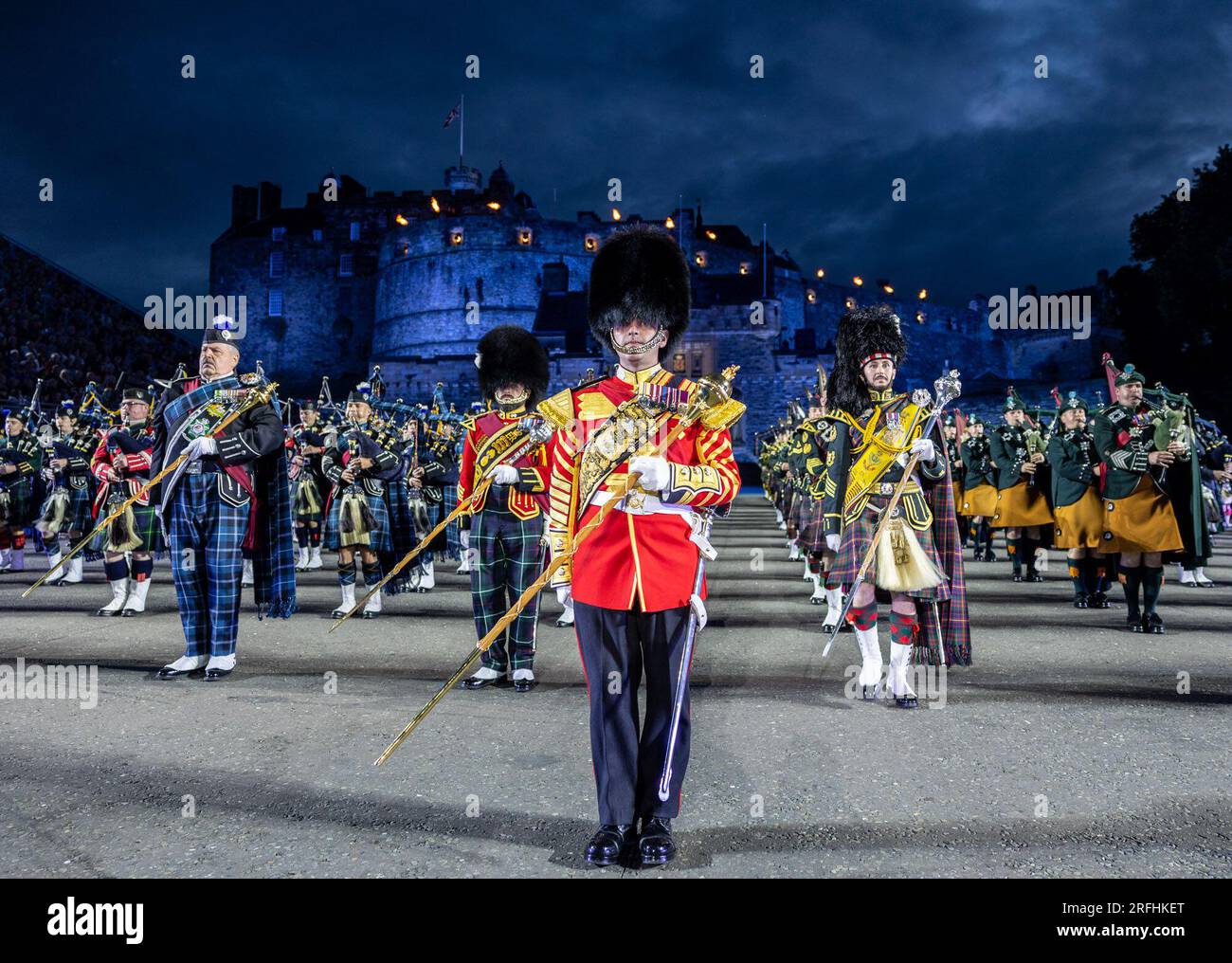 Edimburgo, Regno Unito. 3 agosto 2023 nella foto: The Massed Pipes and Drums of the Royal Edinburgh Military Tattoo. Il Royal Edinburgh Military Tattoo del 2023 si svolge sull'Esplanade del Castello di Edimburgo con il tema delle storie. Crediti: Rich Dyson/Alamy Live News Foto Stock