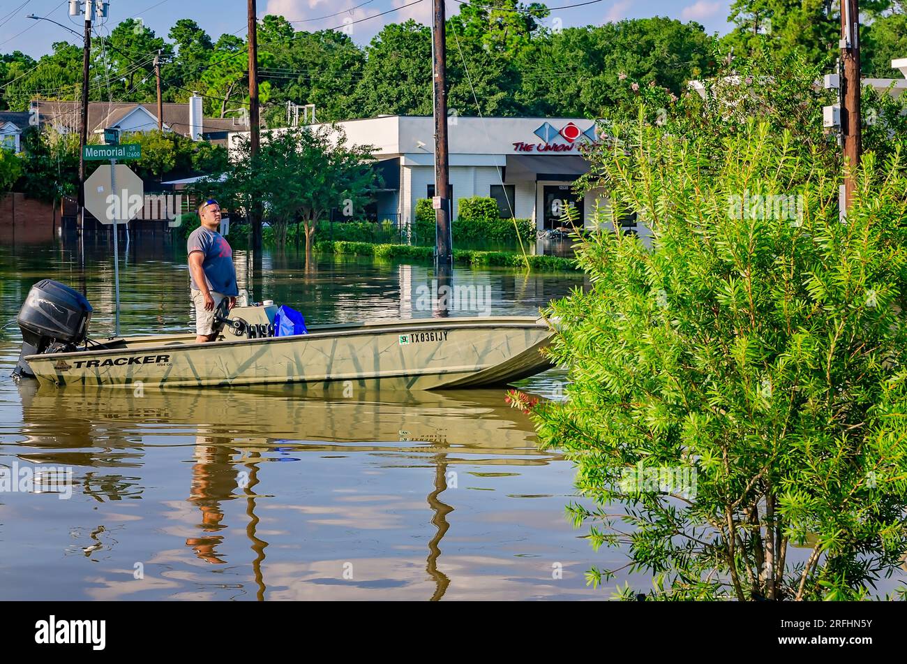 Un uomo naviga sulla sua barca lungo una Memorial Drive allagata dopo l'uragano Harvey, 31 agosto 2017, a Houston, Texas. Foto Stock