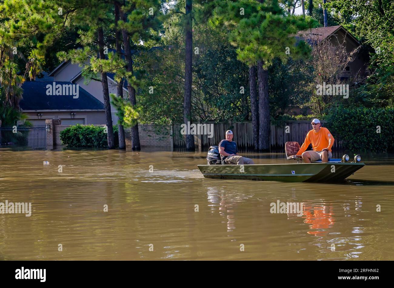 I volontari navigano lungo la loro barca lungo un'allagata Memorial Drive dopo l'uragano Harvey, 31 agosto 2017, a Houston, Texas. Foto Stock