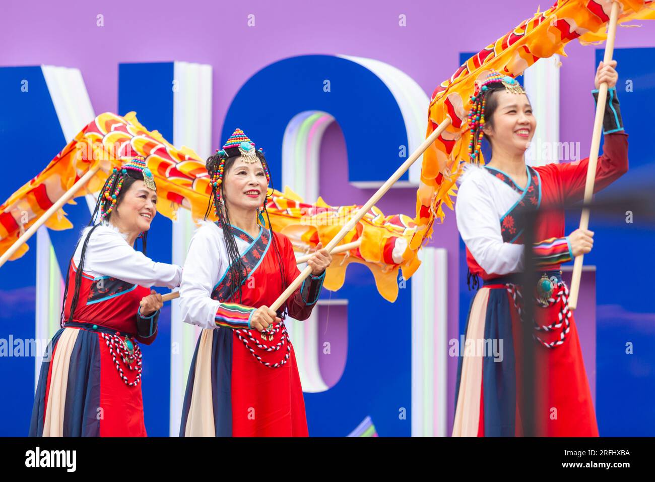 Ballerine cinesi che si esibiscono al Birmingham Festival 23, con un drago Foto Stock