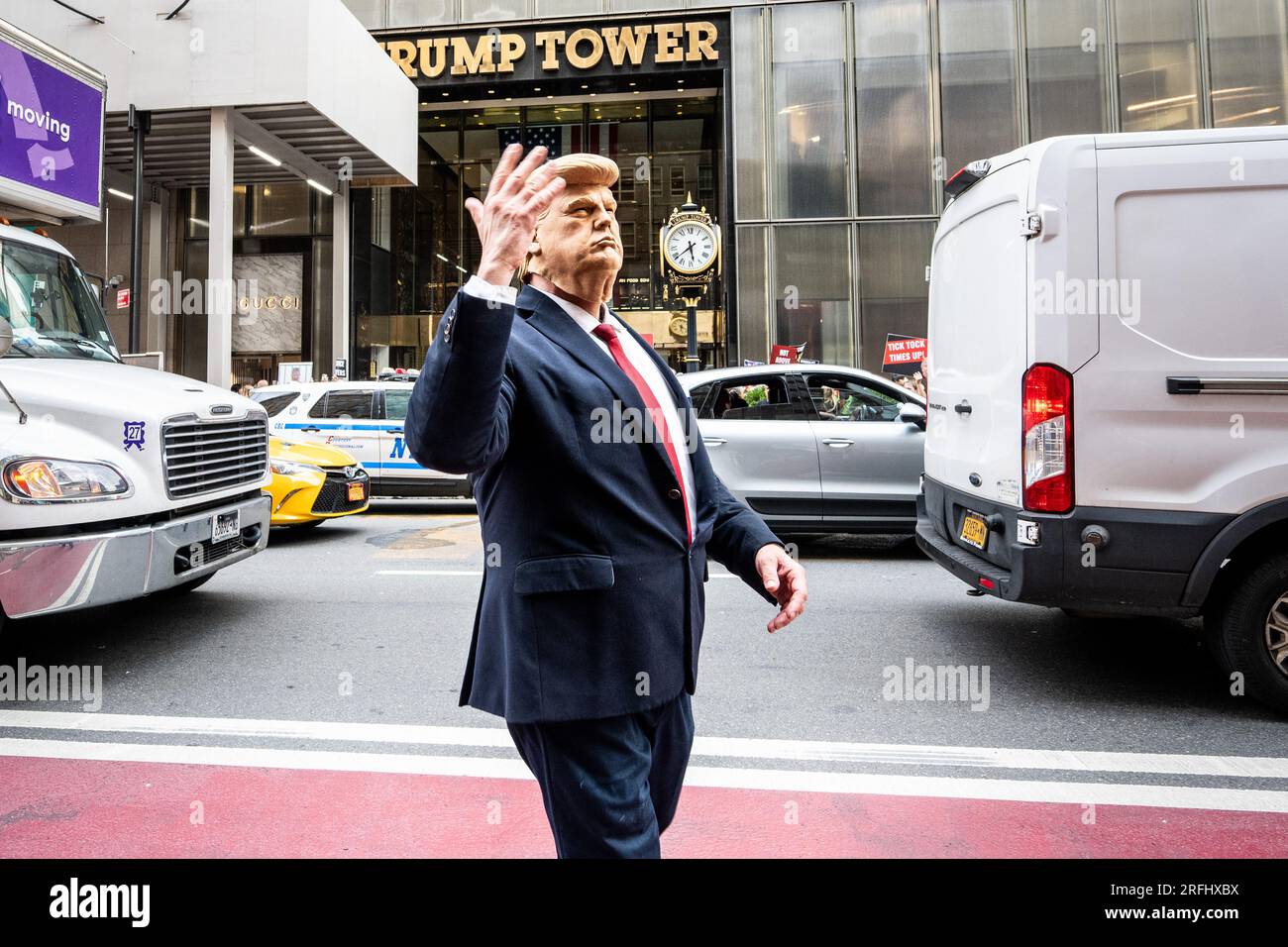 New York City, Stati Uniti. 3 agosto 2023. Un imitatore di Donald Trump vicino a una protesta fuori dalla Trump Tower a New York City. (Foto di Michael Brochstein/Sipa USA) credito: SIPA USA/Alamy Live News Foto Stock