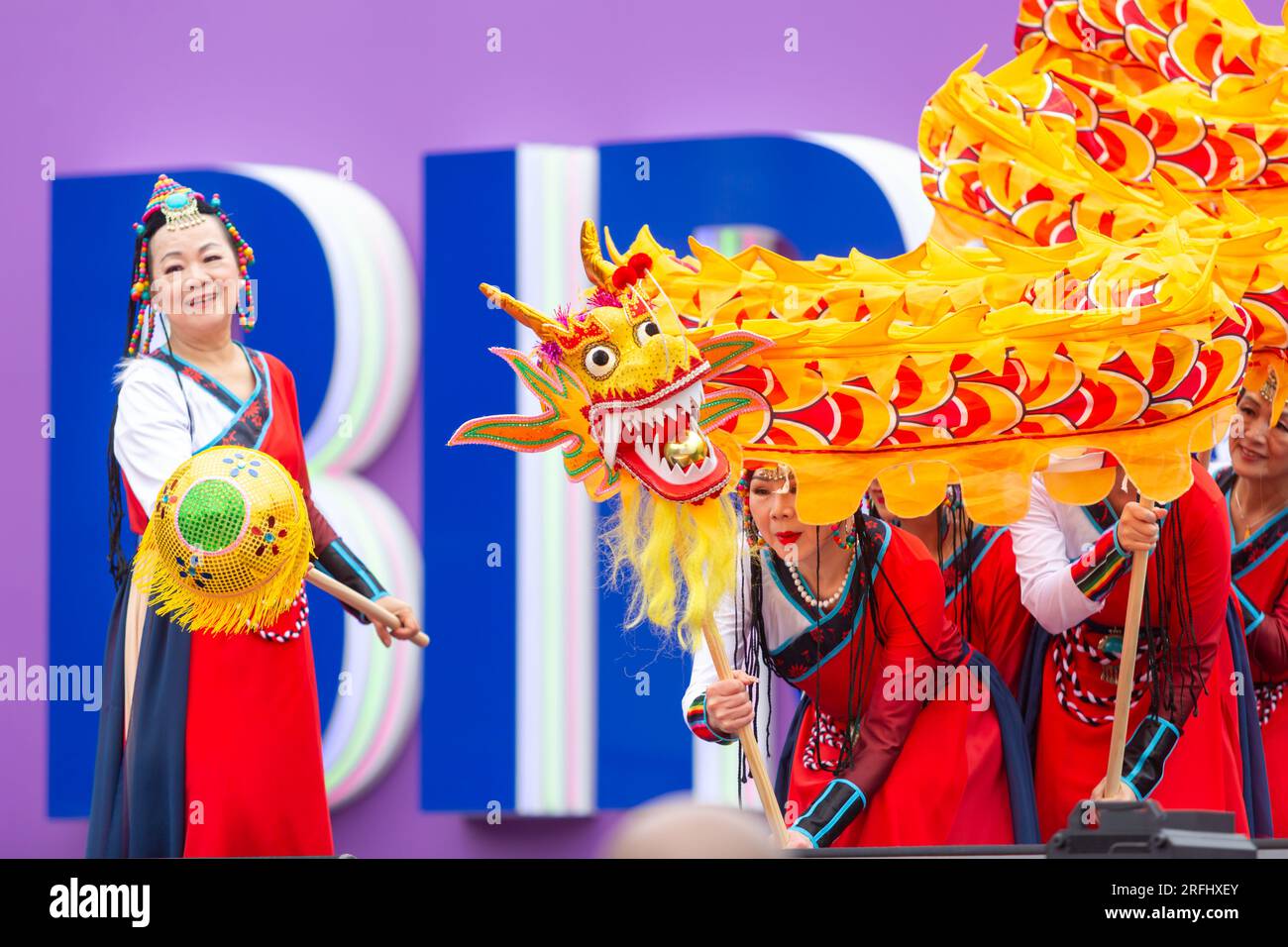 Ballerine cinesi che si esibiscono al Birmingham Festival 23, con un drago Foto Stock