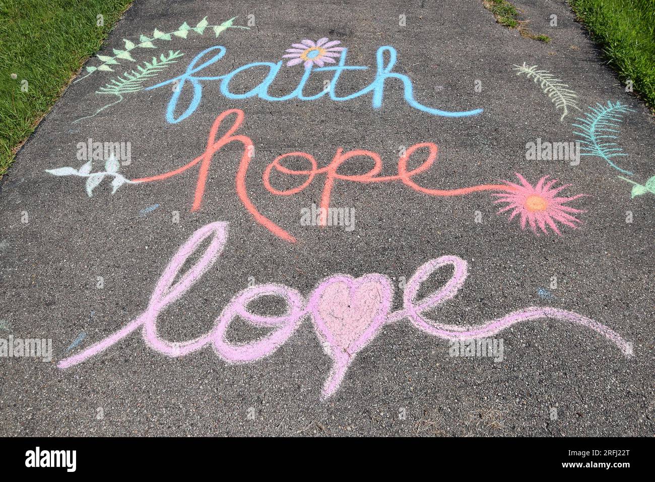 Un messaggio d'arte gessetto edificante "fede, speranza, amore" Foto Stock