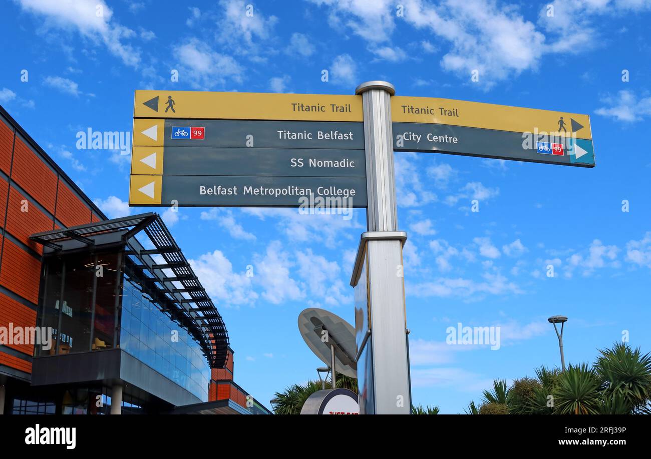 Cartello con indicazione Wayfinding che indirizza i visitatori al Titanic Belfast, al Titanic Trail e al centro di Belfast nel Titanic Quarter, Belfast, Irlanda del Nord Foto Stock