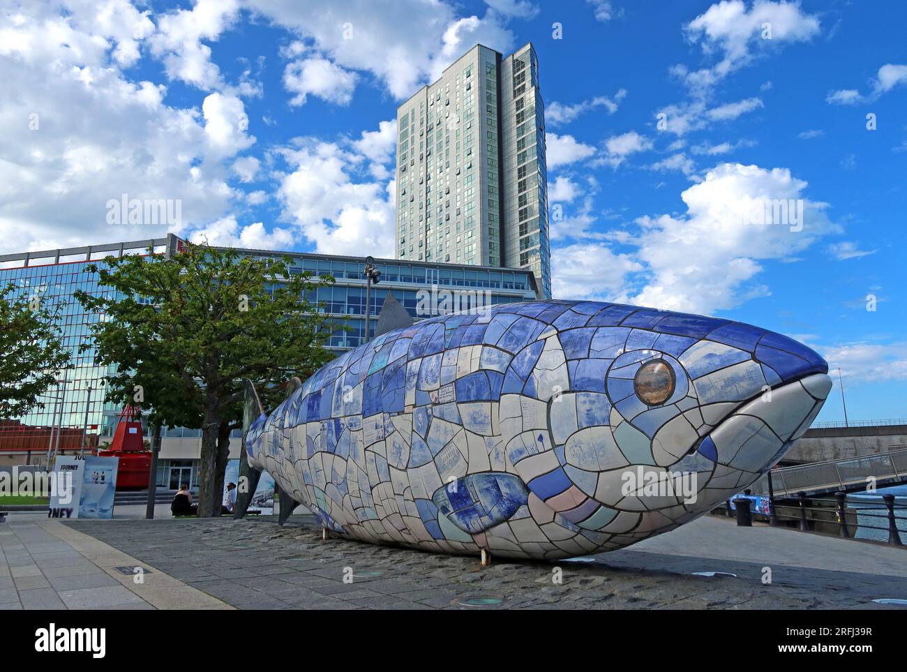 Capsula a tempo di mosaico di sculture di pesci grandi di Belfast , ceramica smaltata, quartiere Titanic, Donegall Quay , Irlanda del Nord, Regno Unito, di John Kindness Foto Stock
