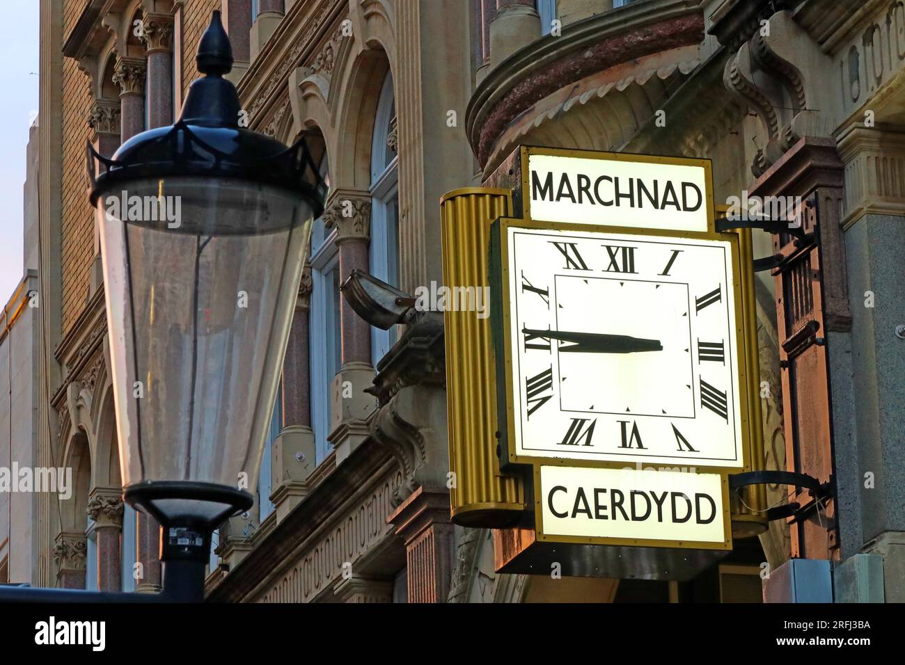 Cardiff Market Building e orologio 1891 - Marchnad Caaerdydd, Castle Quarter, 49 St Mary Street, Cardiff, Galles, Regno Unito, CF10 1AU Foto Stock