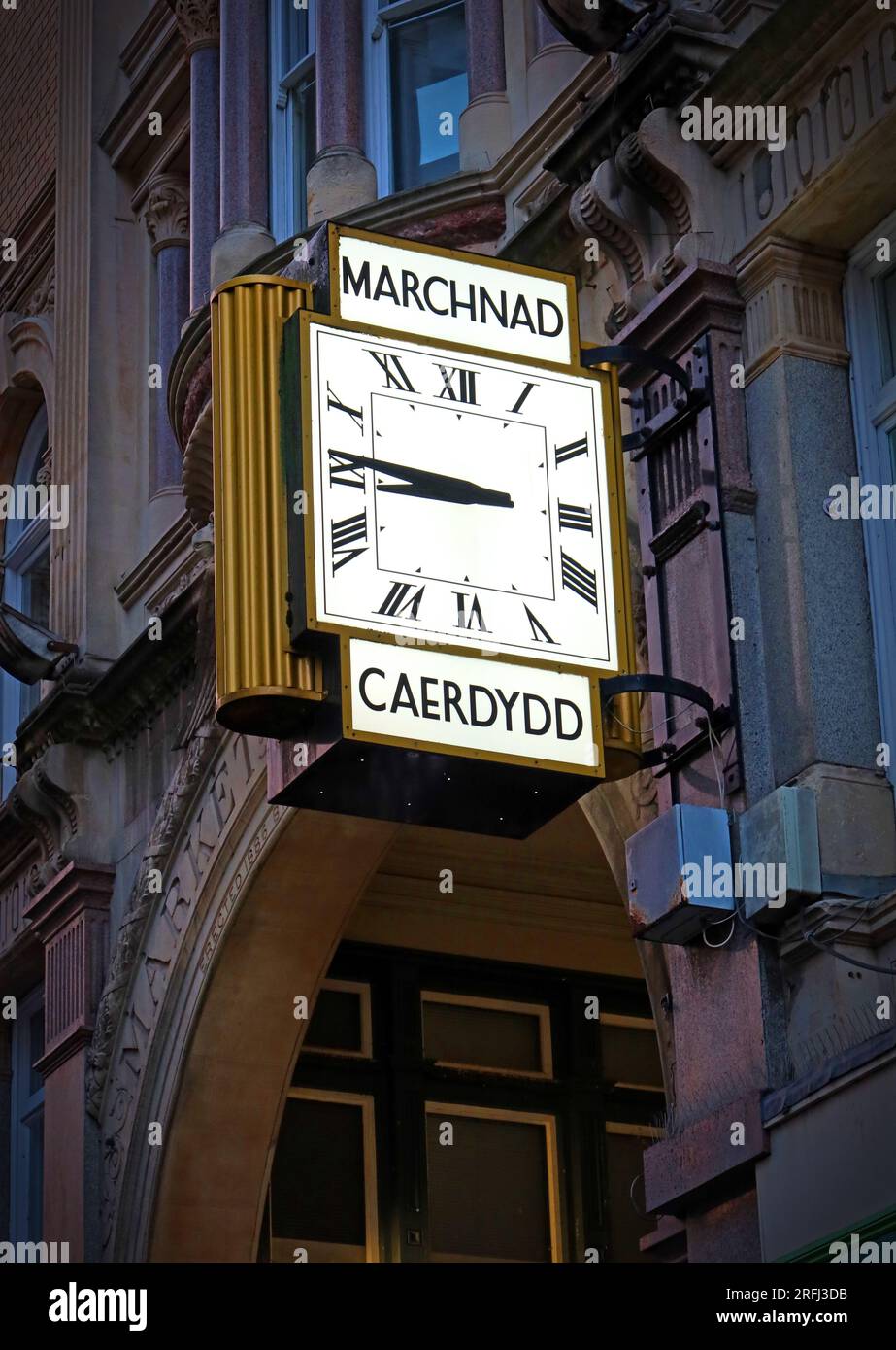 Cardiff Market Building e orologio 1891 - Marchnad Caaerdydd, Castle Quarter, 49 St Mary Street, Cardiff, Galles, Regno Unito, CF10 1AU Foto Stock