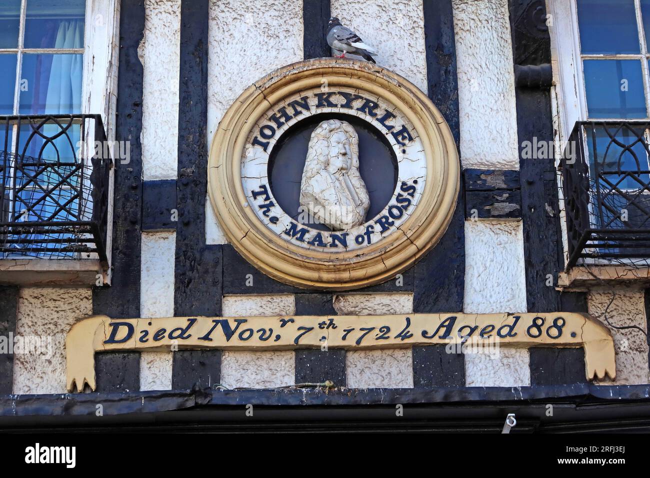 Edifici e architettura in legno, commemorando John Kyrle, l'uomo di Ross, morto 7 novembre 1724, Ross-on-Wye, Herefordshire, Inghilterra, HR9 5HD Foto Stock