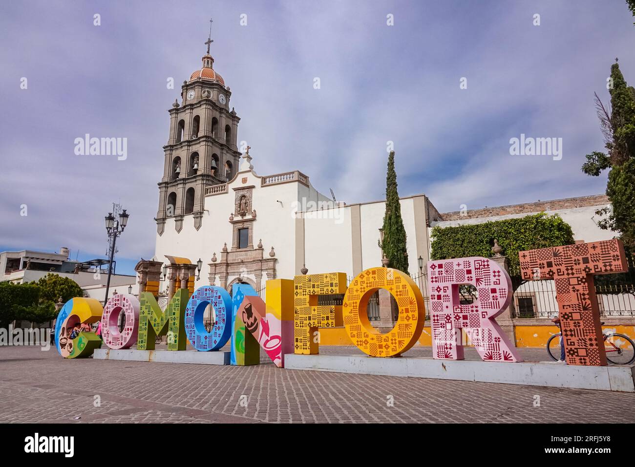 Il tempio di San Francisco, risalente a 400 anni fa, in stile barocco, nella plaza Doctor Mora, nel centro storico di Comonfort, nello stato di Guanajuato, Messico. Foto Stock