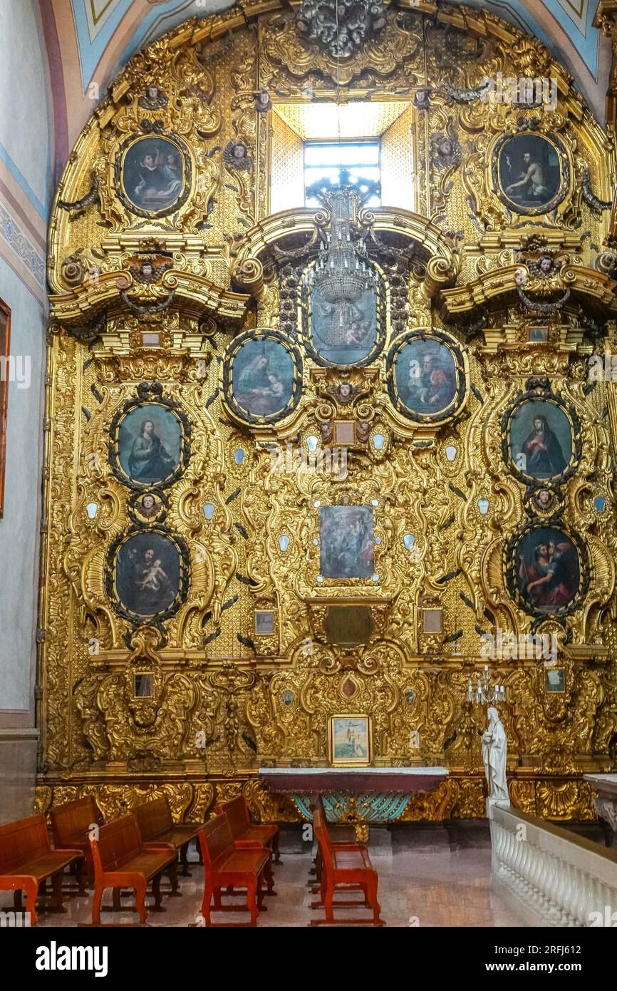 La pala d'altare d'oro risalente a 400 anni fa all'interno del tempio in stile barocco di San Francisco Mexican nel centro storico della città di Comonfort, Stato di Guanajuato, Messico. Foto Stock