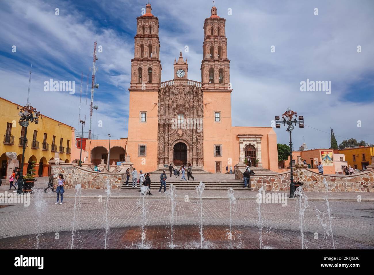 La Parroquia Nuestra Señora de Dolores Chiesa cattolica ha anche chiamato la Chiesa di Nostra Signora dei Dolori al Plaza Principal in dolores hidalgo, Guanajuato, Messico. Miguel Hildago era un parroco che ha emesso la ormai famosa in tutto il mondo Grito - una chiamata alle armi messicano per l'indipendenza dalla Spagna. Foto Stock