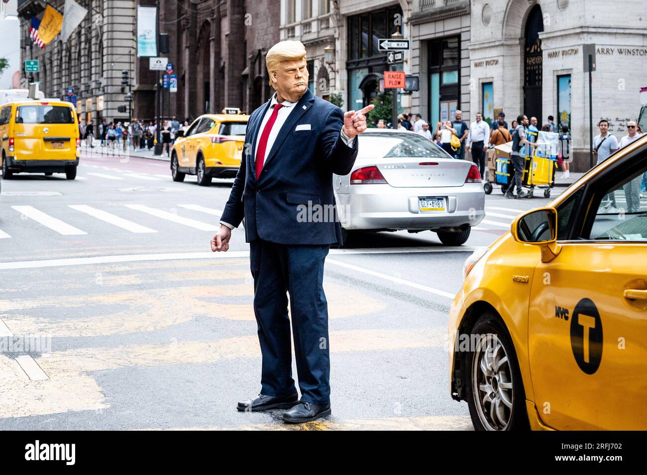 New York, Stati Uniti. 3 agosto 2023. Un imitatore di Donald Trump visto durante una protesta fuori dalla Trump Tower a New York City. Credito: SOPA Images Limited/Alamy Live News Foto Stock