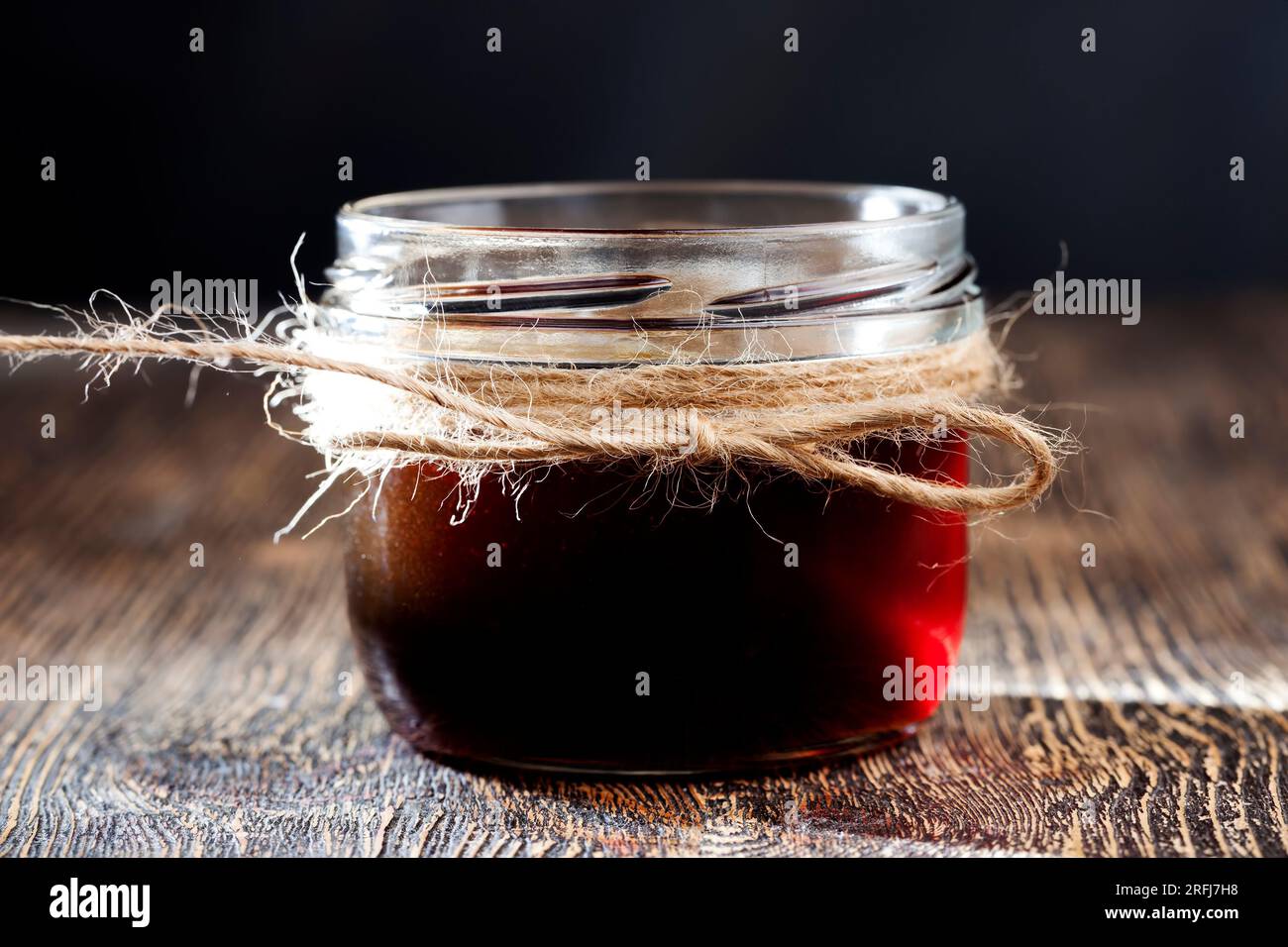 miele naturale viscoso di fiori di grano saraceno, prodotto dalle api mellifere, miele di grano saraceno di colore rosso e raccolto dalle api in primavera; Foto Stock