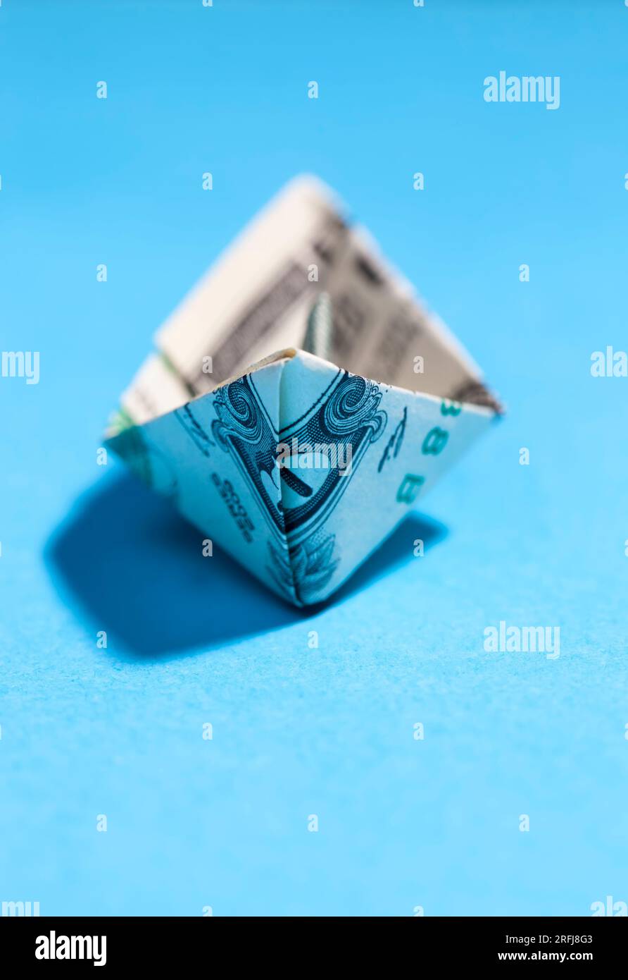 barca di carta fatta di un dollaro americano, fatta di bancomat Foto Stock