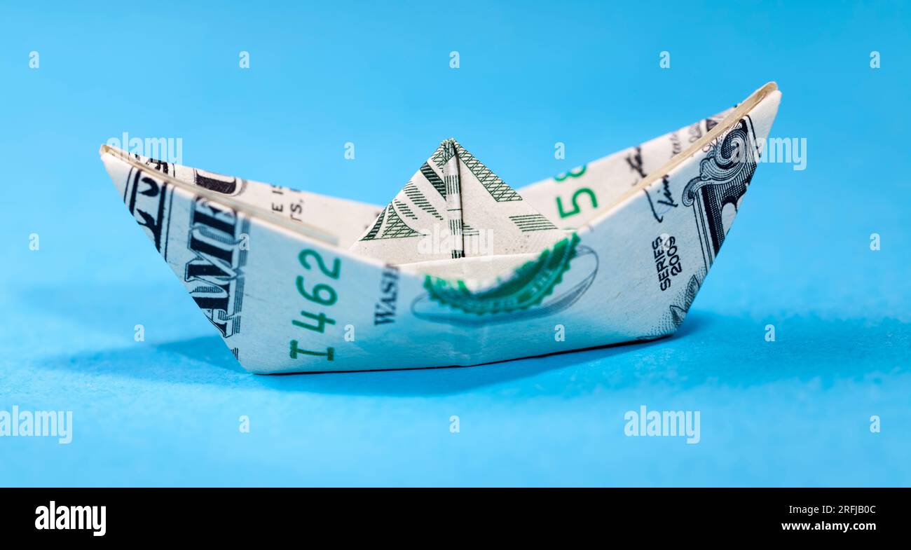 barca di carta fatta di un dollaro americano, fatta di bancomat Foto Stock