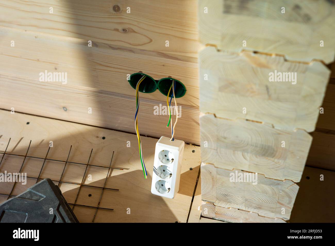 manutenzione di una nuova presa elettrica a muro in legno, primo piano per interni Foto Stock