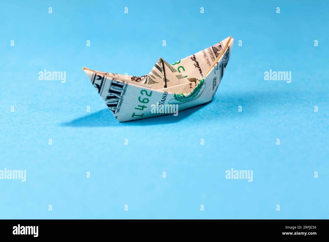 barca di carta fatta di un dollaro americano, fatta di bancomat Foto Stock