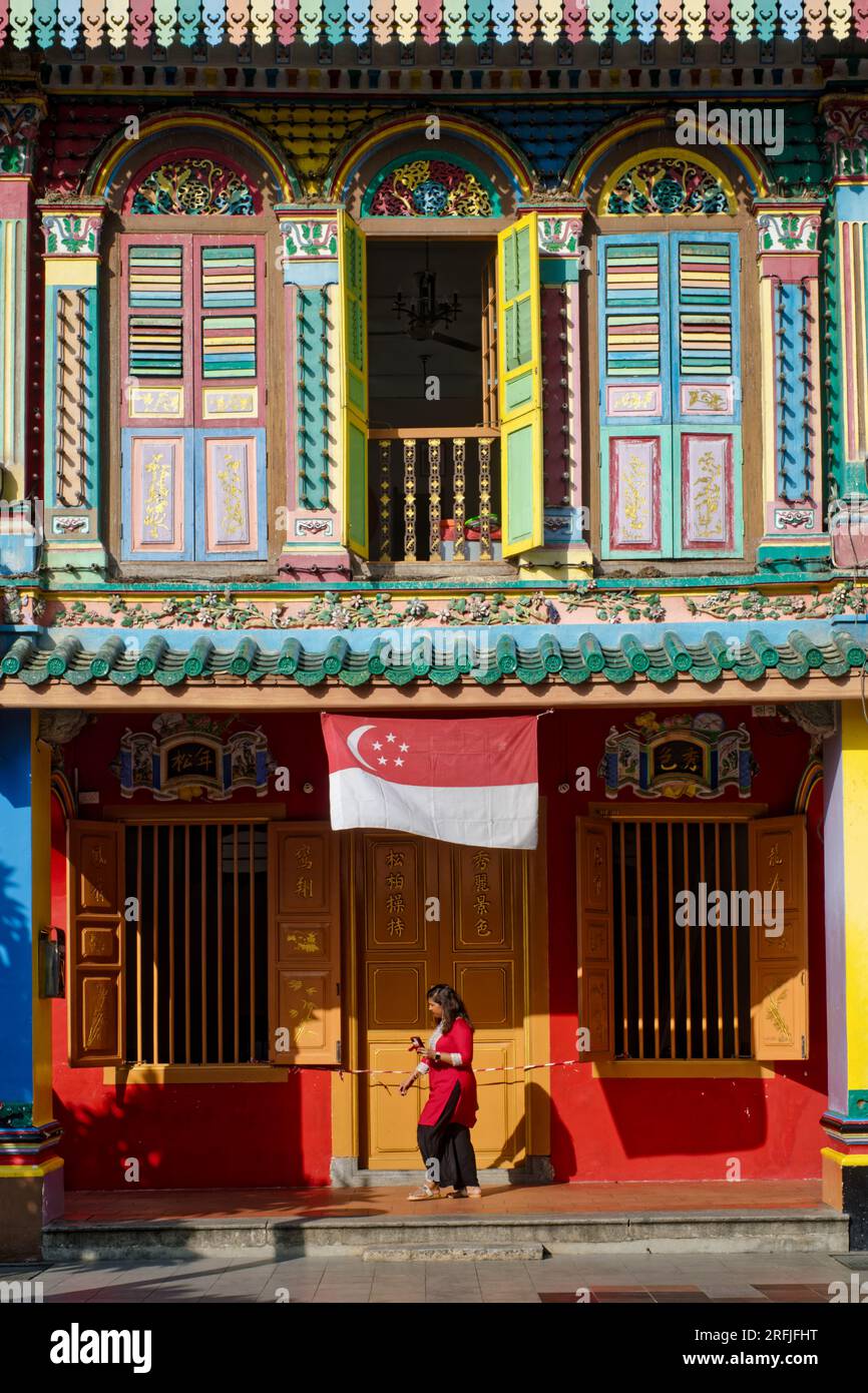 Una donna indiana di etnia cammina davanti alla Casa multicolore di Tan Teng Niah, un'antica villa di mercanti cinesi a Little India, Singapore Foto Stock