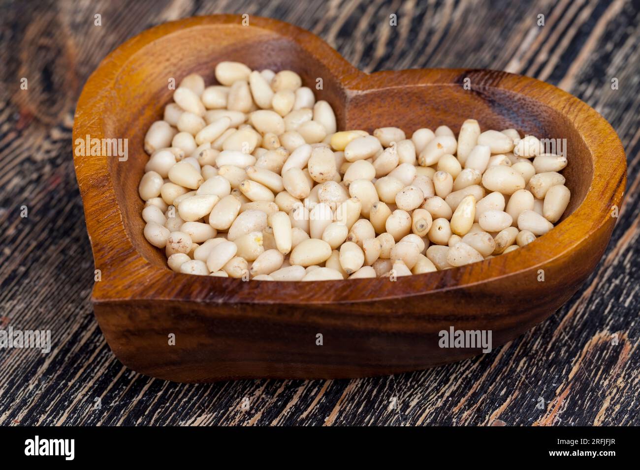 pinoli sbucciati di piccole dimensioni, noci utili, una parte del guscio rimane sulle noci di cedro Foto Stock