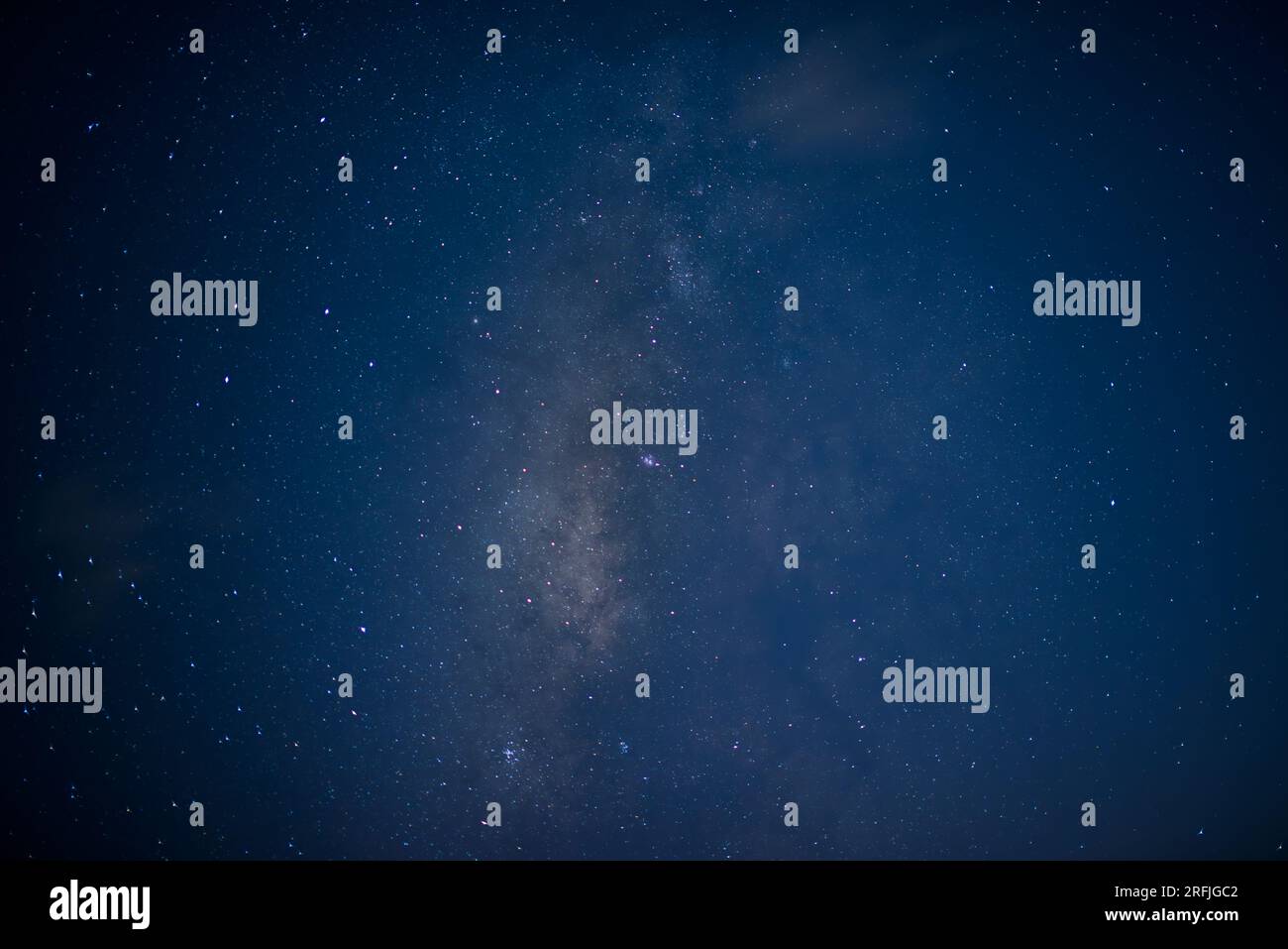 Serenità galattica: Skyline notturno sulla vetta della montagna. Il cielo stellato d'estate sulla cima della montagna nella città di New Taipei. Foto Stock