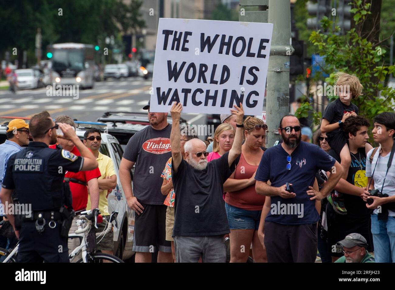 La gente protesta contro l'ex presidente Donald J. Trump al di fuori del tribunale degli Stati Uniti E. Barrett Prettyman prima dell'arrivo dell'ex presidente degli Stati Uniti Donald J. Trump per la sua denuncia a Washington, DC, USA, giovedì 3 agosto, 2023. Trump si è dichiarato non colpevole in un tribunale di Washington DC di aver cospirato per rovesciare la sua sconfitta elettorale del 2020. In seguito disse ai giornalisti che il caso era "persecuzione di un avversario politico". Segna la terza apparizione dell'ex presidente in quattro mesi come imputato penale. Foto di Rod Lamkey/CNP/ABACAPRESS.COM Foto Stock